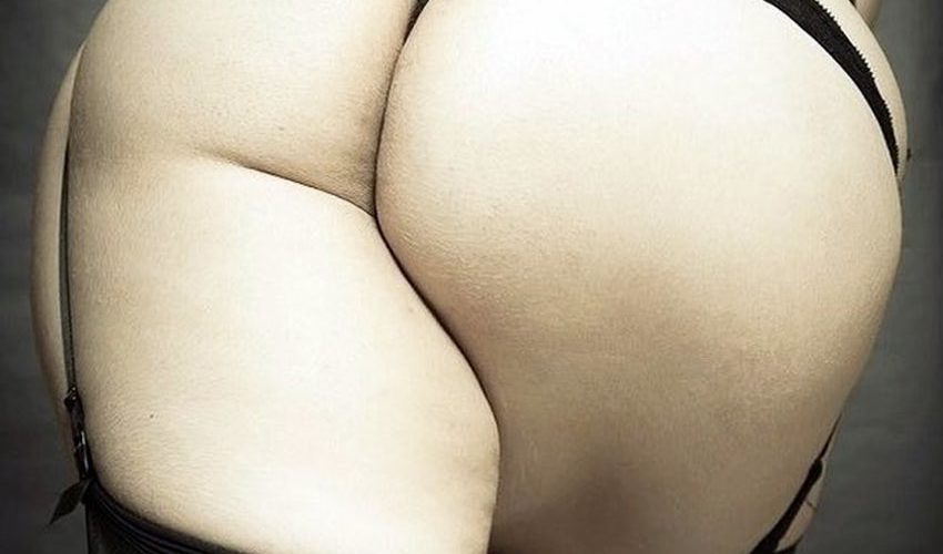 Le derrière d'une ronde nue